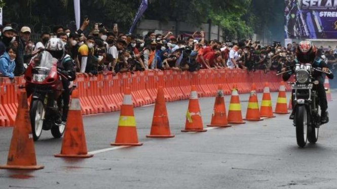 Peserta memacu sepeda motornya dalam street race di Ancol.