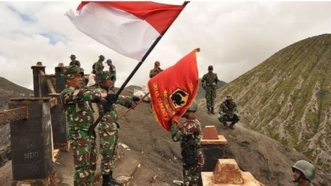 VIVA Militer: Penerimaan warga baru Yonzipur 10 Kostrad di puncak Gunung Bromo