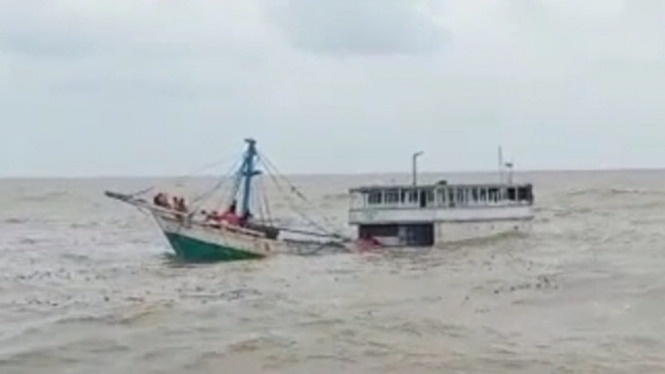 Sebuah kapal membawa ratusan ton kelapa tenggelam di Laut Jambi.