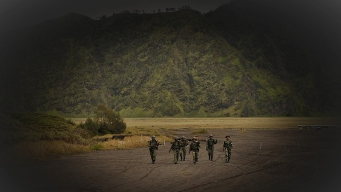 VIVA Militer: Lintas Gunung Bromo prajurit Yonzipur 10 Kostrad TNI.