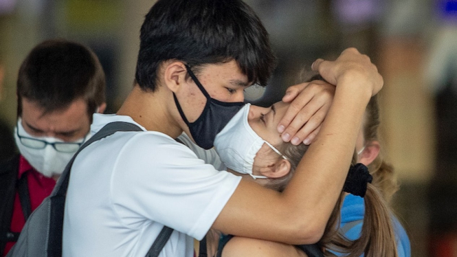 Penelitian yang dilakukan oleh Cardiff University menemukan para perempuan menilai pria terlihat lebih menarik ketika memakai masker bedah. (AP:Â Michael Probst)