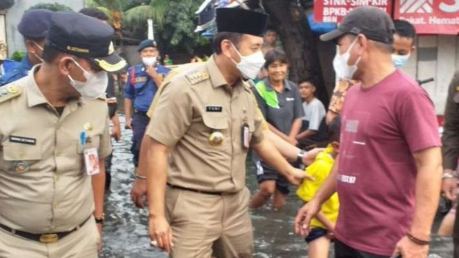 Wali Kota Jakarta Barat Yani Wahyu Purwoko saat memantau lokasi banjir.
