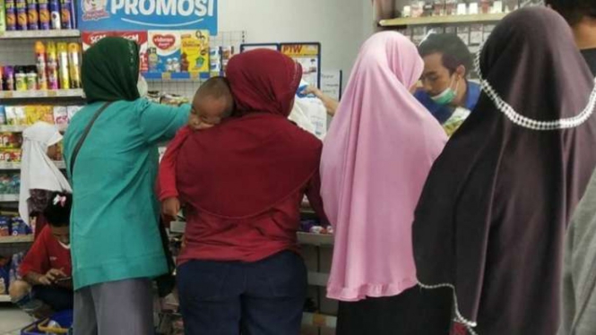 Ibu-ibu di Tangerang menyerbu minyak goreng dengan harga Rp14 ribu per liter.