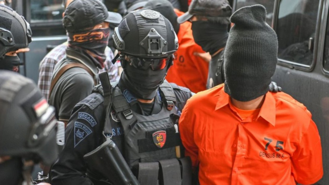 Kepolisian membawa tersangka teroris. Getty Images via BBC Indonesia