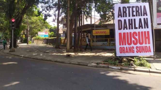 Spanduk Bentuk Protes Pada Arteria Dahlan di Kota Bandung