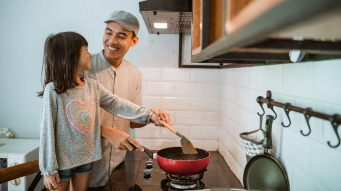 Beragam manfaat dapat dirasakan ketika melibatkan si kecil dalam pekerjaan dapur