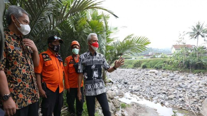 Ganjar Pranowo meninjau lokasi jembatan di Banjarnegara yang rusak karena banjir