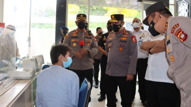 Kapolri Jenderal Polisi, Listyo Sigit Prabowo, meninjau vaksinasi serentak.