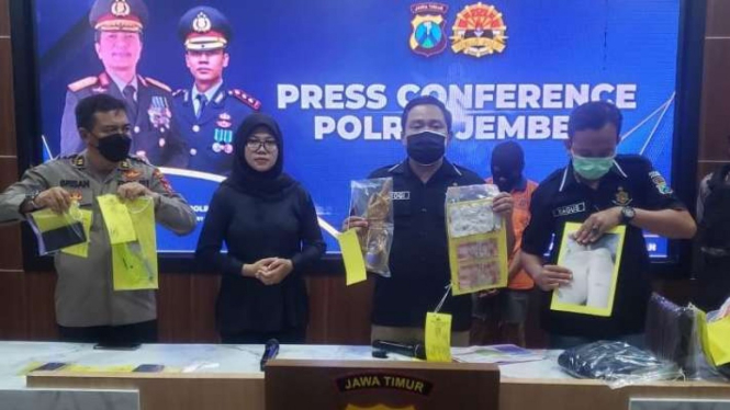 Kepala Satuan Reserse Kriminal Polres Jember AKP Komang Yogi Arya Wiguna (dua dari kanan) dalam konferensi pers tentang pengungkapan kasus pembunuhan di Markas Polres Jember, Rabu, 19 Januari 2022.