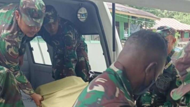 Pasukan TNI Kodim 1809/Maybrat mengevakuasi satu prajurit TNI AD korban penembakan di Distrik Aifat Timur, Kabupaten Maybrat, Papua Barat, Kamis, 20 Januari 2022.