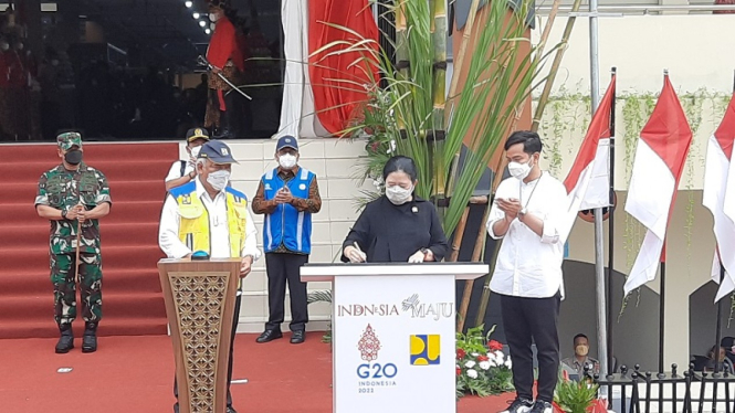 Ketua DPR RI Puan Maharani saat meresmikan Pasar Legi Solo, Jawa Tengah 