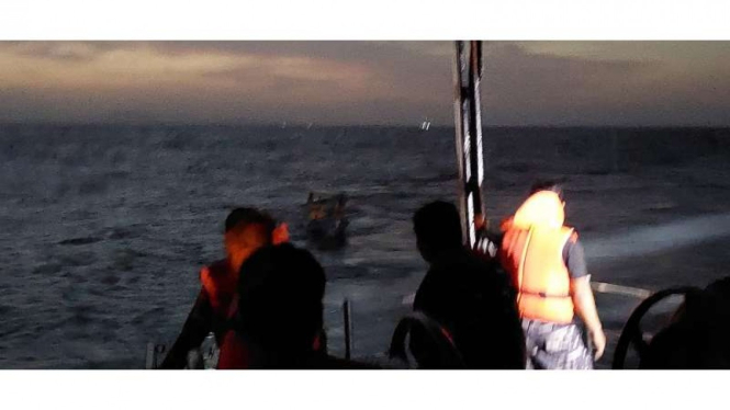 VIVA Militer: Personel KRI Kapitan Pattimura-371 selamatkan nelayan di Natuna