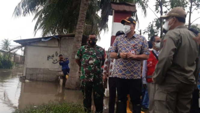 Bupati Tangerang Ahmed Zaki Iskandar meninjau banjir di Kecamatan Pakuhaji.