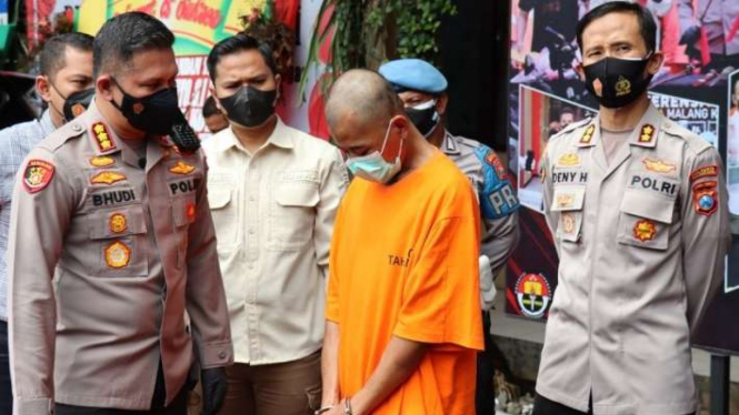 Guru sanggar tari, YR (37), diduga mencabuli tujuh gadis di bawah umur di Malang