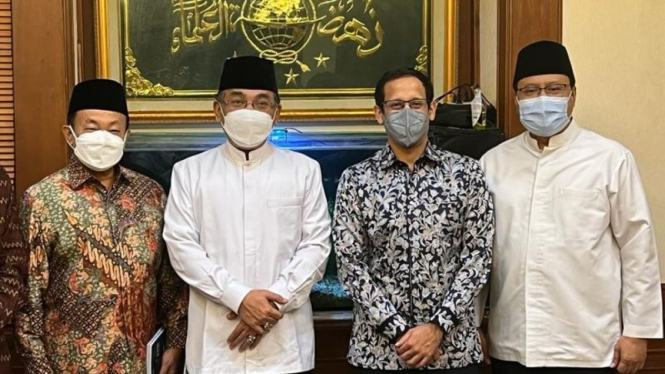 Pendidikan dan Kebudayaan dan Riset dan Teknologi Nadiem Anwar Makarim (kedua dari kanan) bersama Ketua Umum NU Yahya Cholil Staquf alias Gus Yahya