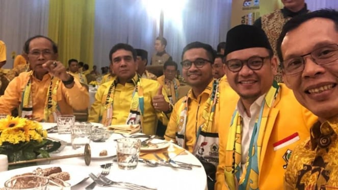 Plt Ketua DPD Jabar Ace Hasan (dua dari kanan) dan para kader Golkar.