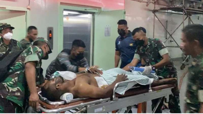 VIVA Militer:Prajurit TNI AD korban penembakan OPM jalani operadi di KRI SHS-990