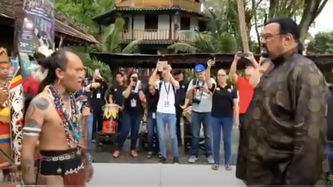 Steven Seagal saat mengunjungi Suku Dayak Borneo