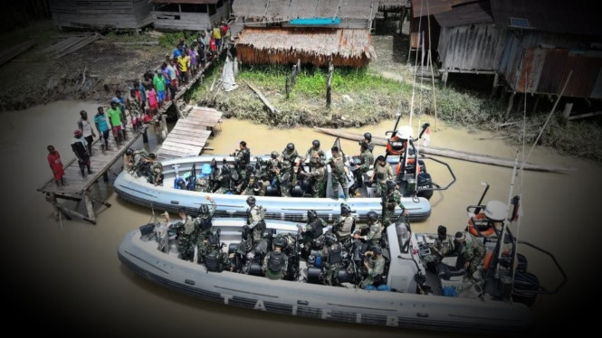 VIVA Militer: Pasukan Korps Marinir menembus pedalaman Papua.