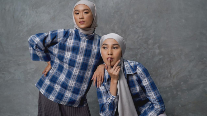  Tunik bermotif kotak-kotak atau tartan.