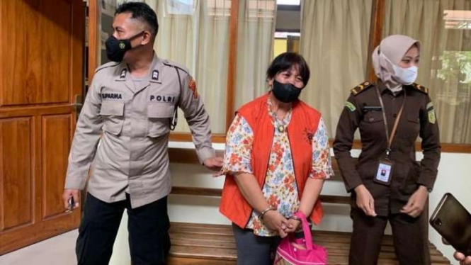 Proses penahanan tersangka mantan Ketua BUMDes Amertha Desa Patas Hernawati di Rutan Polsek Sawan, Kabupaten Buleleng, Bali, Kamis, 20 Januari 2022.
