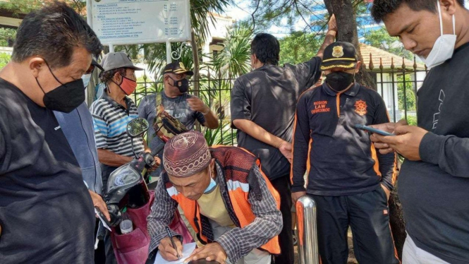 Satpol PP dan instansi terkait sidak parkir liar di Lawang Sewu, Kota Semarang, Jawa Tengah, Jumat, 21 Januari 2022, menyusul kabar yang viral di media sosial tentang tarif parkir yang mahal di lokasi wisata itu.