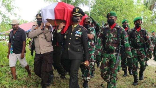 VIVA Militer: Jenazah Sertu (Anumerta) Miskel Rumbiak dimakamkan di Faankahrio
