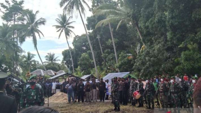Jenazah Sersan Dua TNI Miskel Rumbiak ditangisi oleh keluarganua dalam upacara militer pemakaman di Raja Ampat, Papua Barat, Jumat, 21 Januari 2022.