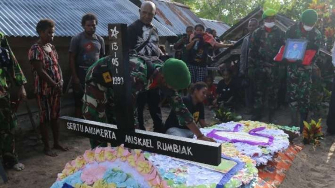 Jenazah Sertu Anumerta Miskael Rumbiak, prajurit TNI korban serangan kelompok separatis teroris di Maybrat, dimakamkan di kampung halamannya di Friwen, Raja Ampat, Papua Barat, Jumat, 21 Januari 2022.
