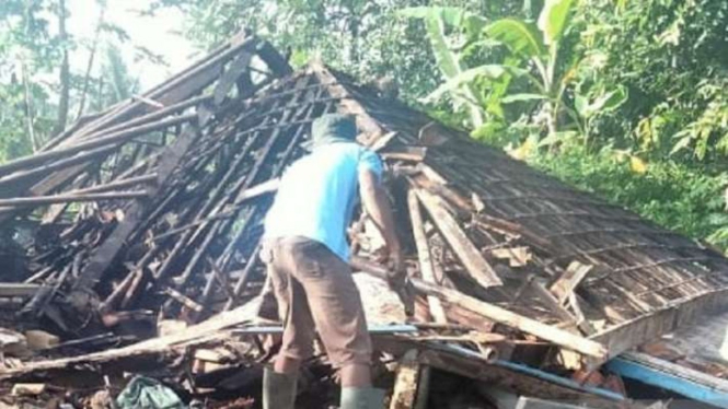 Rumah milik Mahrodin, warga Kampung Cimapag, Desa Mandrajaya, Kecamatan Ciemas, Kabupaten Sukabumi, Jawa Barat, ambruk usai diguncang gempa M3,5 yang berpusat 22 km tenggara Kabupaten Sukabumi pada Jumat, 21 Januari 2022.