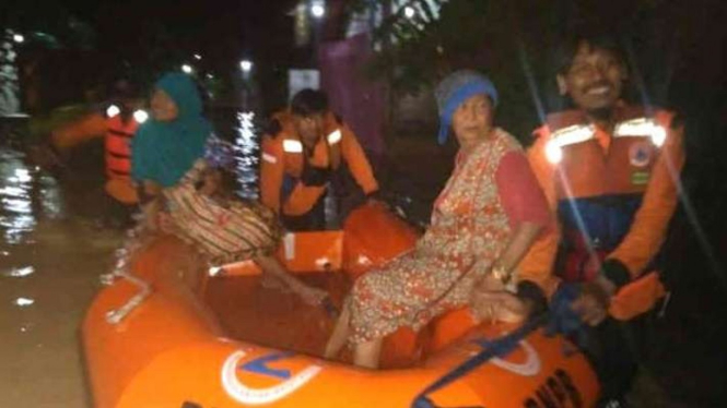 Tim SAR dengan perahu karet mengevakuasi warga yang rumahnya terendam banjir di Kabupaten Cirebon, Jawa Barat, Jumat malam, 21 Januari 2022.
