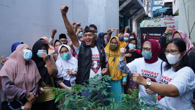 Relawan Sahabar Ganjar bersama warga di Jakarta.