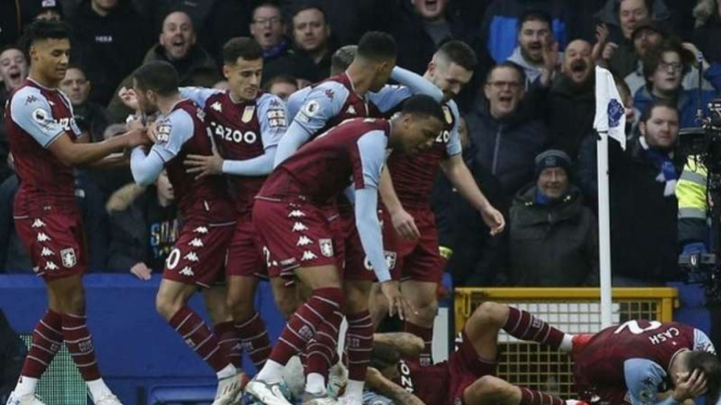 Pemain Aston Villa Matty Cash dan Lucas Digne terkena lemparan dari suporter Everton