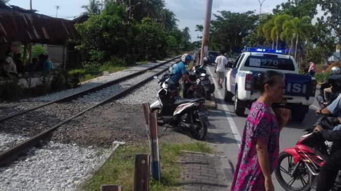 Polisi memeriksa lokasi kejadian kecelakaan kereta api dengan sepeda motor di Jalan Adinegoro, Kota Padang, pada Sabtu 22 Januari sekitar pukul 14.30 WIB.