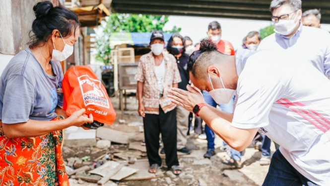 Giring unggah fotonya saat memberi bantuan untuk warga di Jakarta Utara.