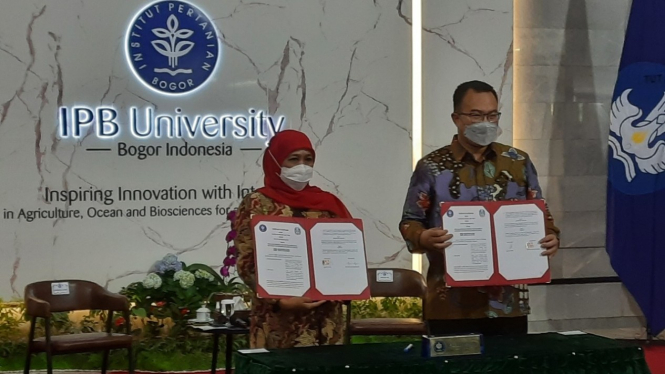 Gubernur Jawa Timur Khofifah Indar Parawansa meneken MoU kerja sama antara Provinsi Jawa Timur dengan Institut Pertanian Bogor.