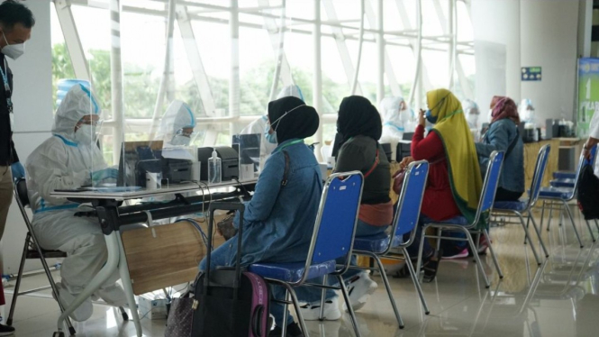 Cek kesehatan pekerja migran Indonesia di Bandara Juanda Surabaya.