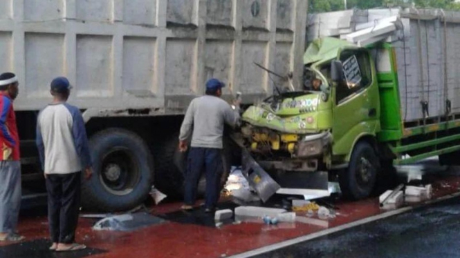 Kecelakaan maut melibatkan dua truk terjadi di depan Balai Kartini, Jakarta Selatan, Minggu pagi 23 Januari 2022.