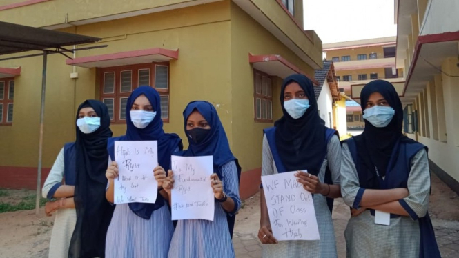 Enam siswi Muslim di India mengaku tidak diperbolehkan masuk kelas. BBC Indonesia