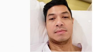 Dude Herlino Unggah Foto Tangan Diinfus dan Wajah Pucat