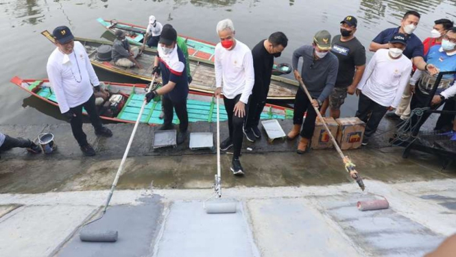 Gubernur Jawa Tengah Ganjar Pranowo menyusuri Sungai Sekanak, Palembang