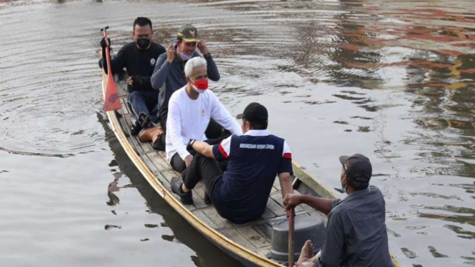 Gubernur Jawa Tengah Ganjar Pranowo menyusuri Sungai Sekanak, Palembang