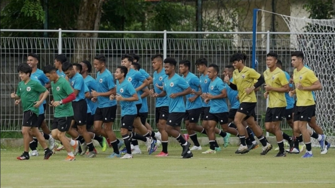 Skuad Timnas Indonesia menjalani latihan. 