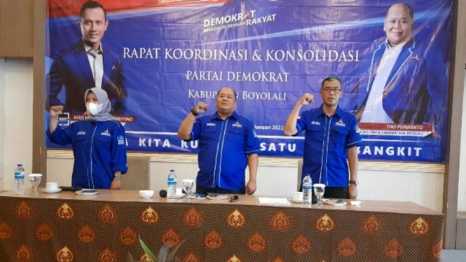 Ketua DPC Partai Demokrat, Dwi Purwanto (tengah) bersama pengurus partai.