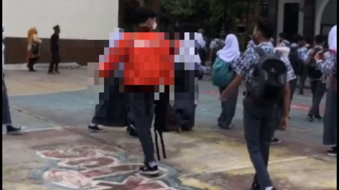 Siswa memakai jaket anti mainstream ke sekolah vira di TikTok