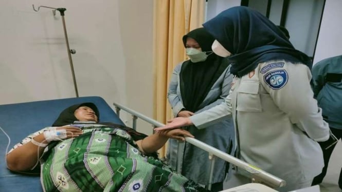 Direktur Operasional PT Jasa Raharja Dewi Aryani Suzana menemui korban kecelakaan maut di Balikpapan