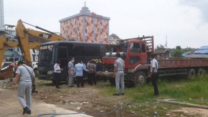 Kondisi truk maut yang menabrak sejumlah kendaraan di Balikpapan 