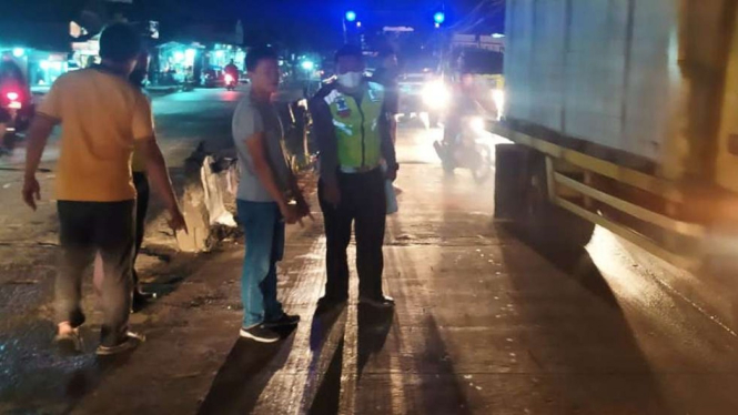 Petugas menunjukkan lokasi kecelakaan di Jalan Raya Serang, Balaraja, Tangerang.