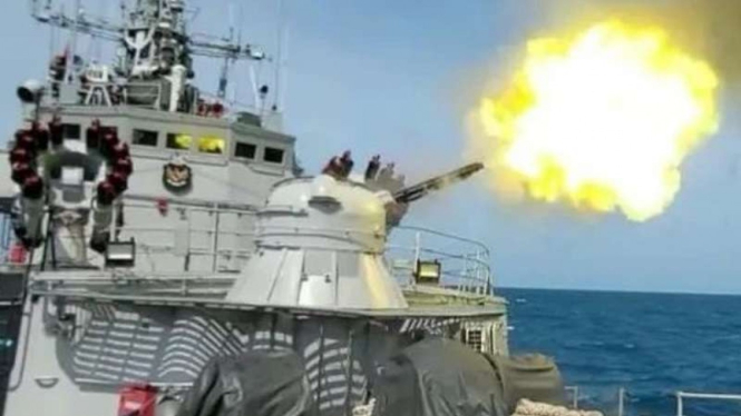 VIVA Militer: Kapal perang TNI AL, KRI Hasan Basri (382) menembakkan meriam