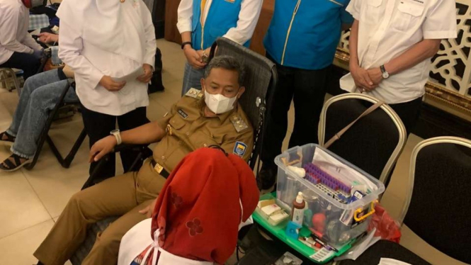 Pelaksana Tugas Wali Kota Bandung Yana Mulyana di sela peninjauan kegiatan donor darah di kawasan Masjid Trans Studio Mall (TSM), Bandung, Senin, 24 Januari 2022.